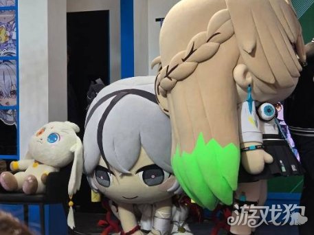 《鸣潮》吉祥物大傻椿活动掰手腕 竟把粉丝干骨折(图1)
